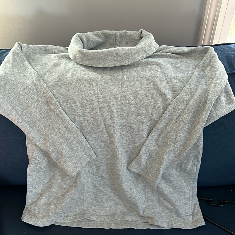 Vineyard vines pocketed turtle neck sweatshirt